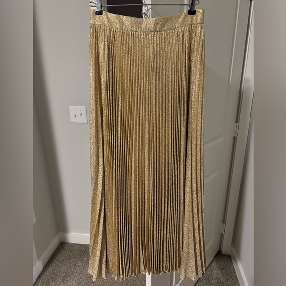 Alice + Olivia Dresses & Skirts - Alice + Olivia pleated gold maxi skirt size 6